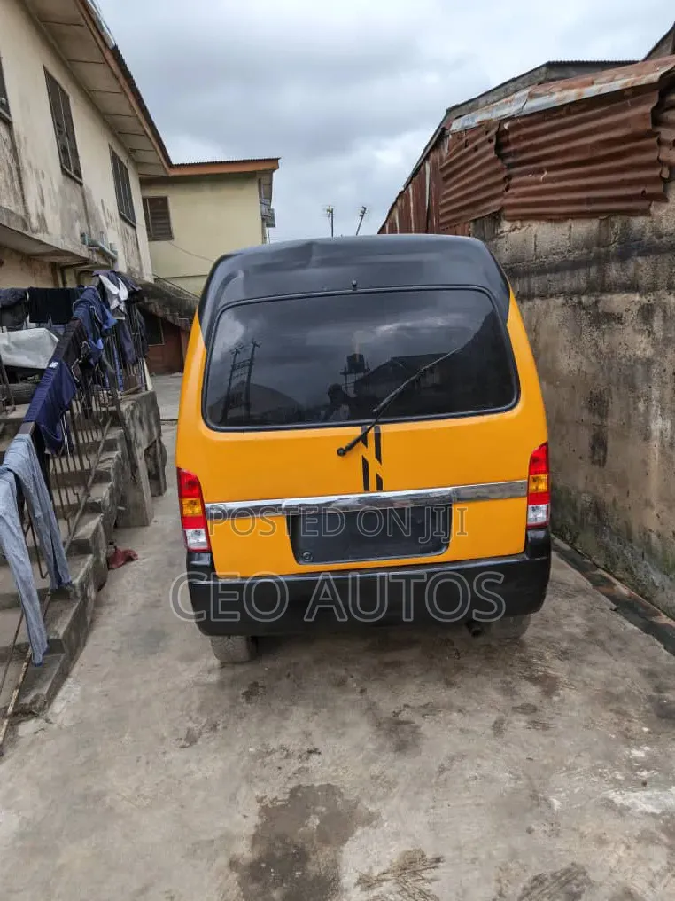 Suzuki APV Minibus 2010 Yellow
