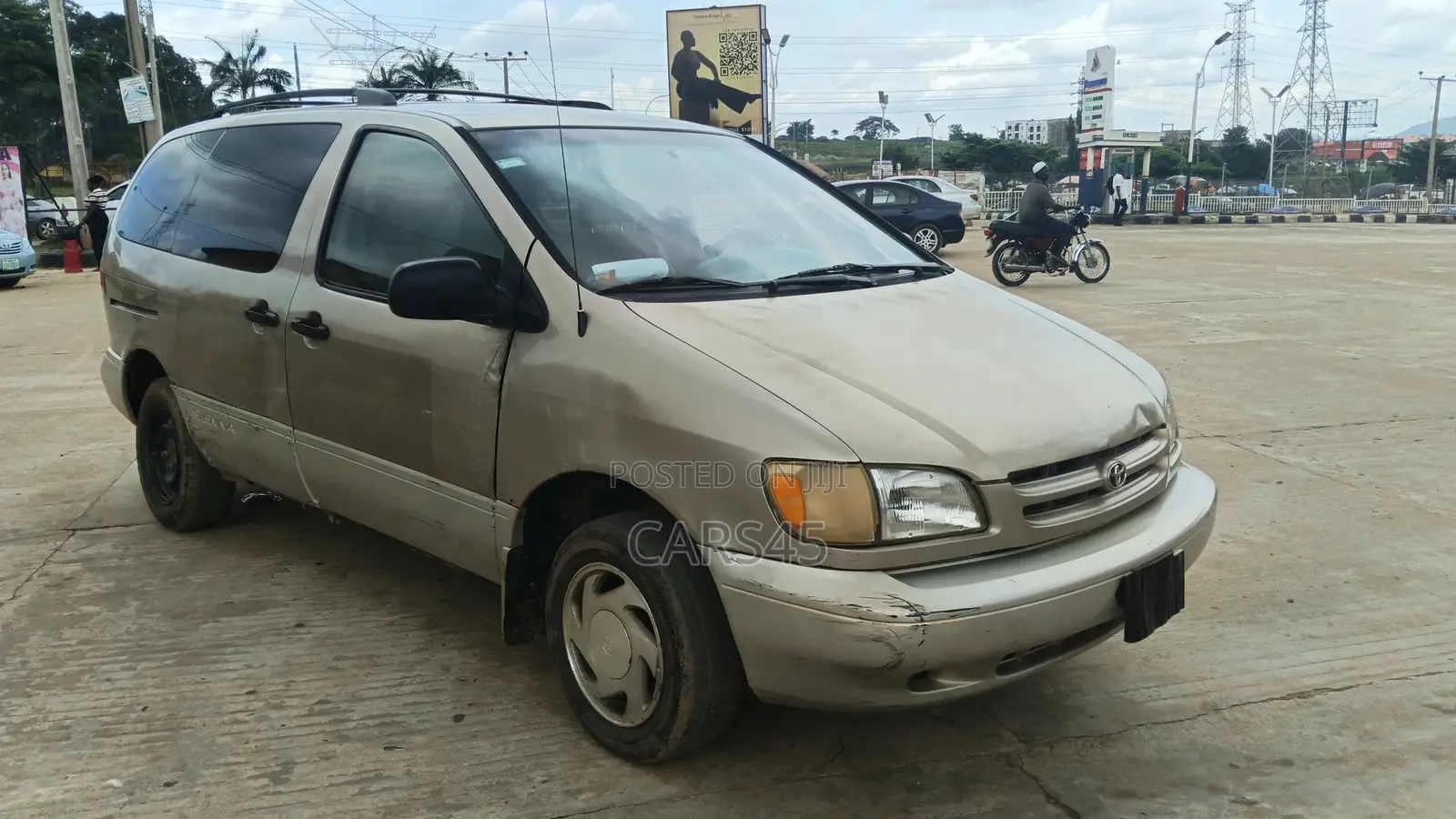 Toyota Sienna 2000 Gold
