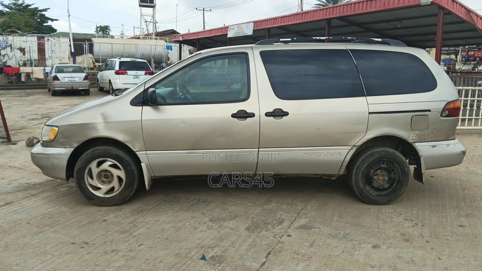 Toyota Sienna 2000 Gold