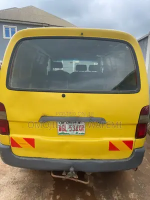 Toyota HiAce 2005 Yellow