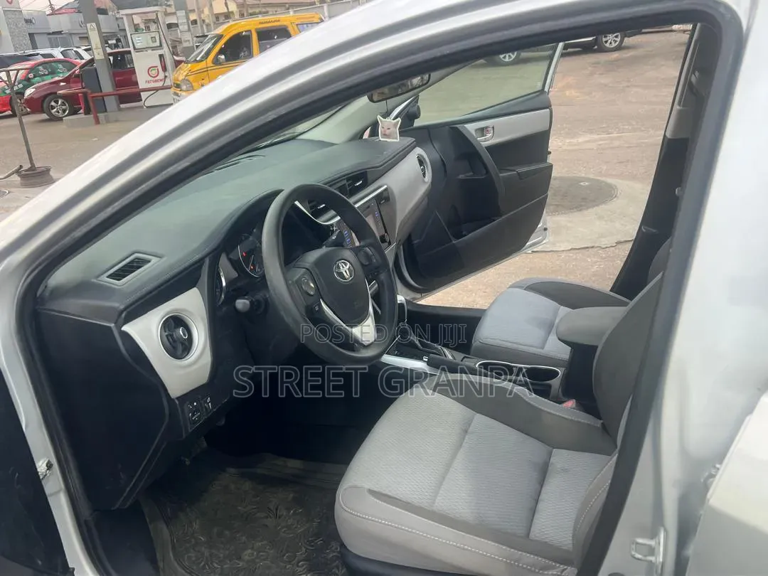 Toyota Corolla 2018 Silver