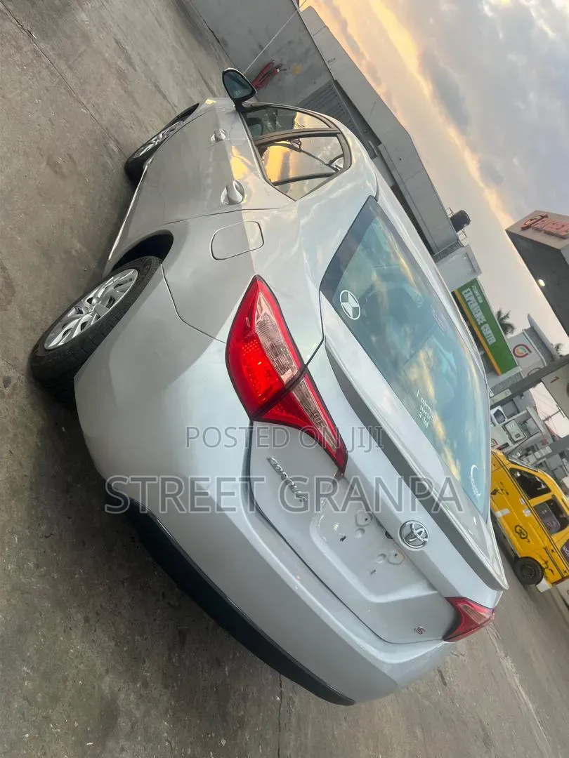 Toyota Corolla 2018 Silver