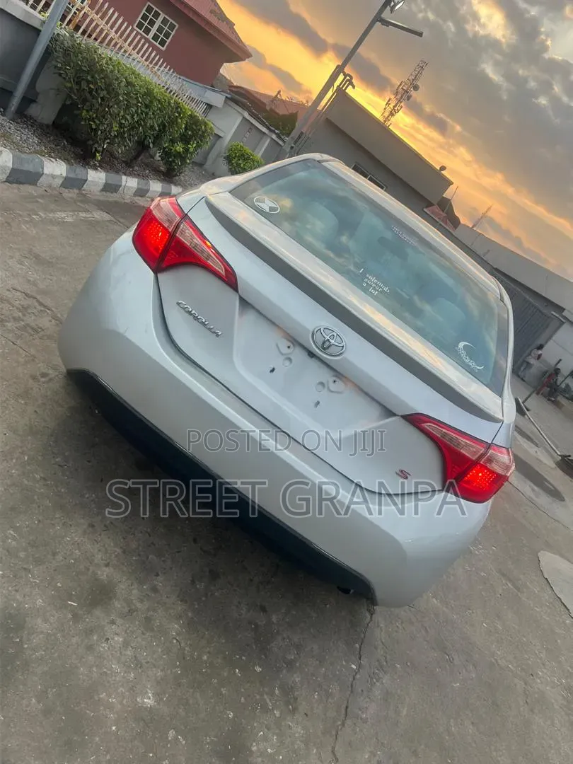 Toyota Corolla 2018 Silver