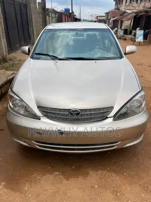 Toyota Camry LE 4dr Sedan (2.4L 4cyl 5M) 2004 Gold