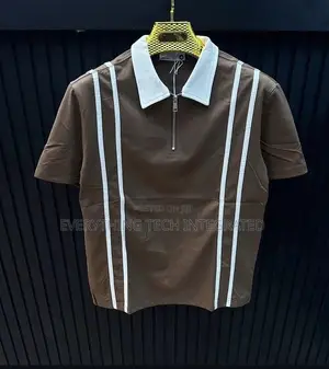 Half-Zip Polo Shirt With a White Collar and Vertical White Side