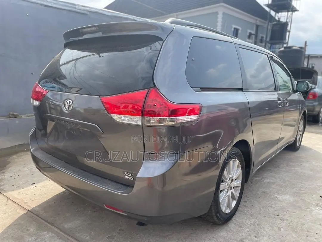 Toyota Sienna 2011 Gray