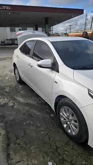 Toyota Corolla LE 4dr Sedan (1.8L 4cyl CVT) 2017 White