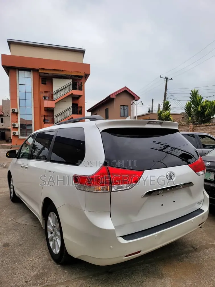 Toyota Siena 2013 for Hire