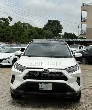 Toyota RAV4 2021 White