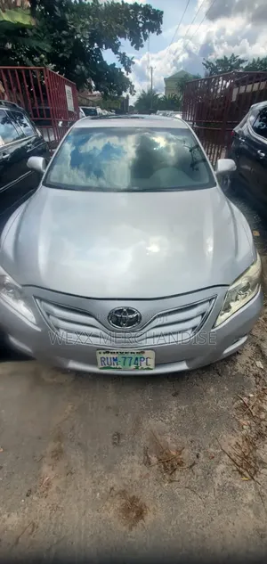 Toyota Camry XLE V6 4dr Sedan (3.5L 6cyl 6A) 2011 Silver