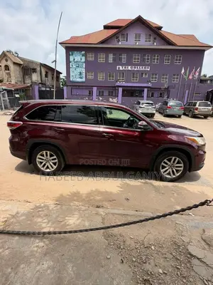 Toyota Highlander LE V6 4x4 (3.5L 6cyl 6A) 2016