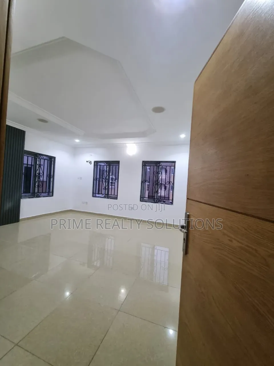 Mini Flat in Chevron for rent