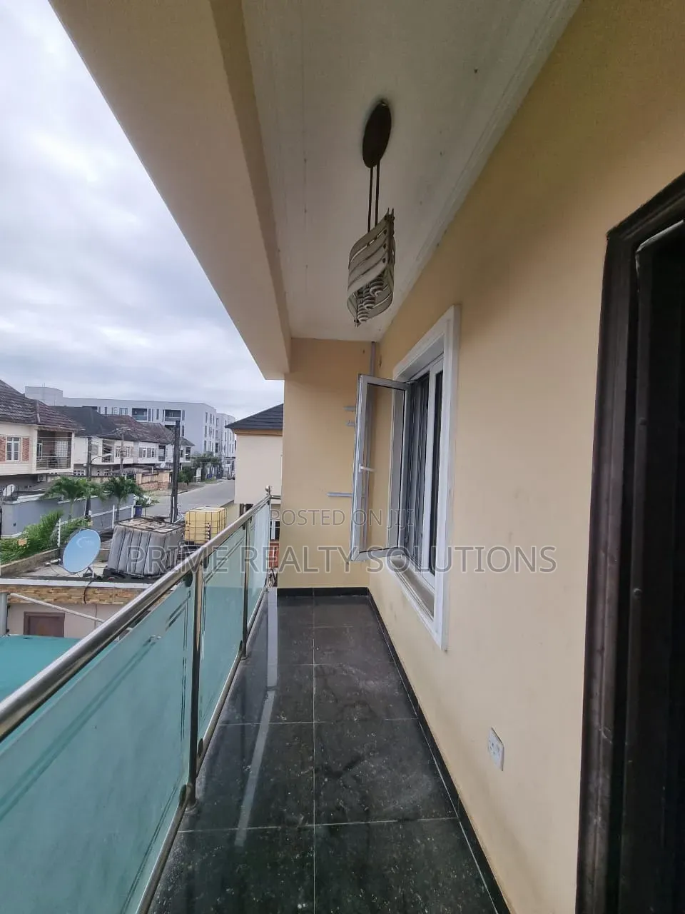 Mini Flat in Chevron for rent