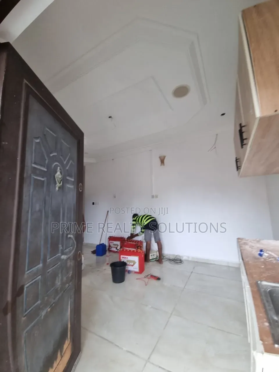 Mini Flat in Chevron for rent