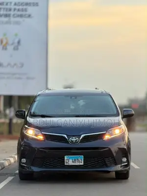 Toyota Sienna SE (3.5L 6cyl 8A) 2018 Blue