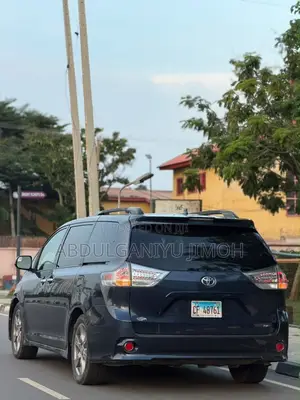 Toyota Sienna SE (3.5L 6cyl 8A) 2018 Blue
