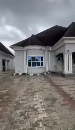 4bdrm Bungalow in Benin City for sale