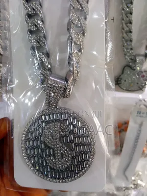 Eyes and Gold Chains Active