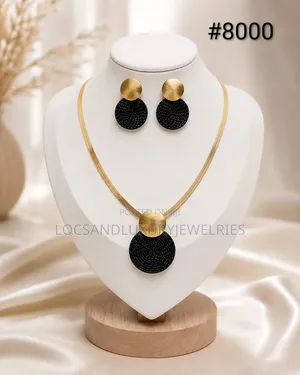 Spiral Black Disc Collarbone Necklace Stud Earring Set
Gold Black