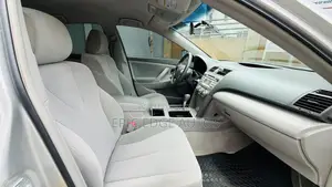 Toyota Camry LE 4dr Sedan (2.5L 4cyl 6A) 2011 Silver