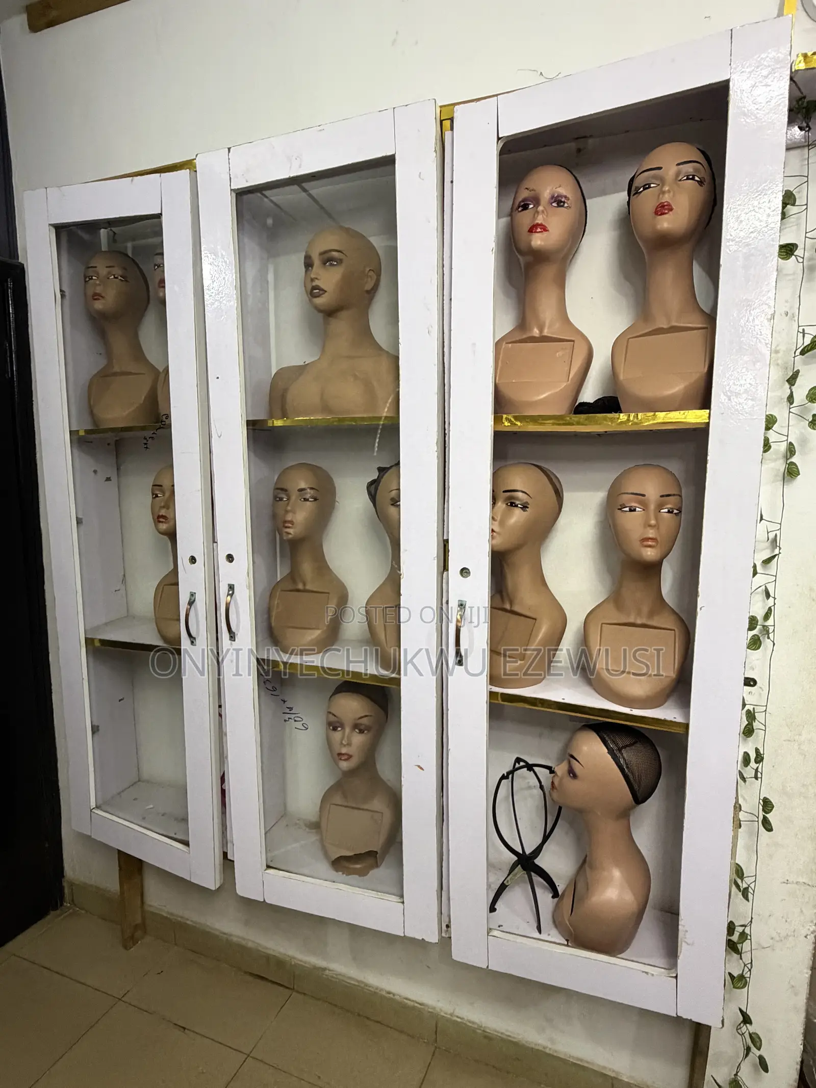 Wig Display Stand With 2 Glass