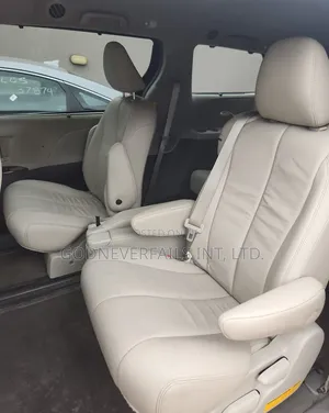Toyota Sienna 2014 Red