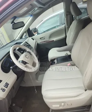 Toyota Sienna 2014 Red