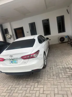 Toyota Camry LE FWD (2.5L 4cyl 8AM) 2018 White