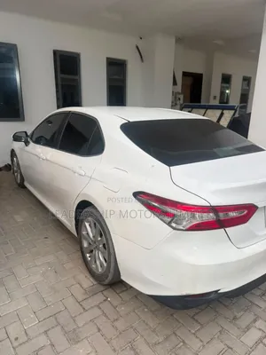 Toyota Camry LE FWD (2.5L 4cyl 8AM) 2018 White