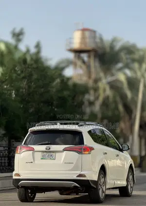 Toyota RAV4 Limited AWD (2.5L 4cyl 6A) 2017 White