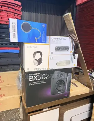 BX5D2 M-Audio Monitor, HPM1000 Behringer Headphone, UMC202 SoundCard