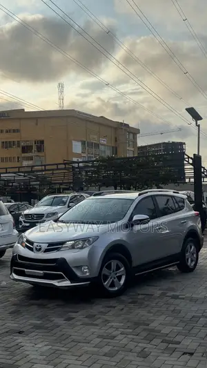 Toyota RAV4 Limited FWD (2.5L 4cyl 6A) 2017 Silver