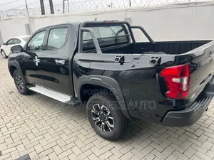 New Toyota Hilux 2025 Black