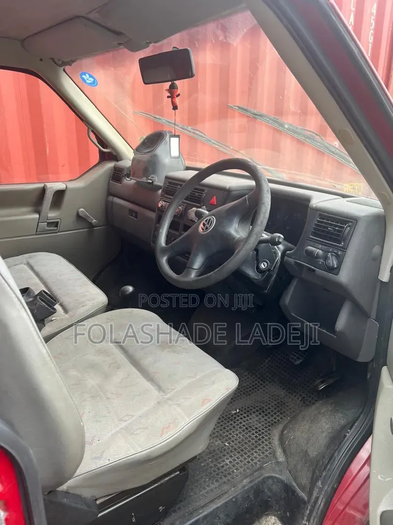 Volkswagen Transporter 2000 Red