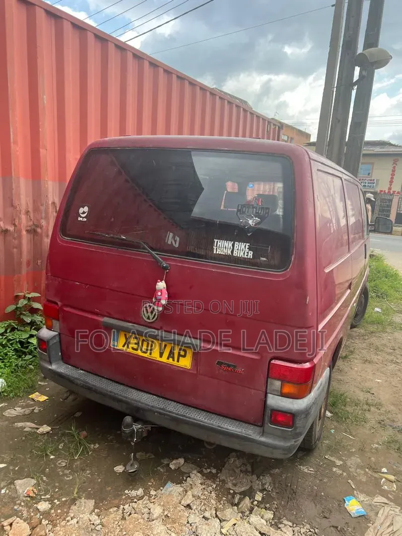 Volkswagen Transporter 2000 Red