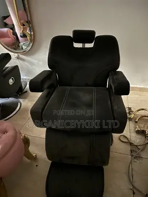Black Professional Hydraulic Barber Chair With a Segmented Adjustable