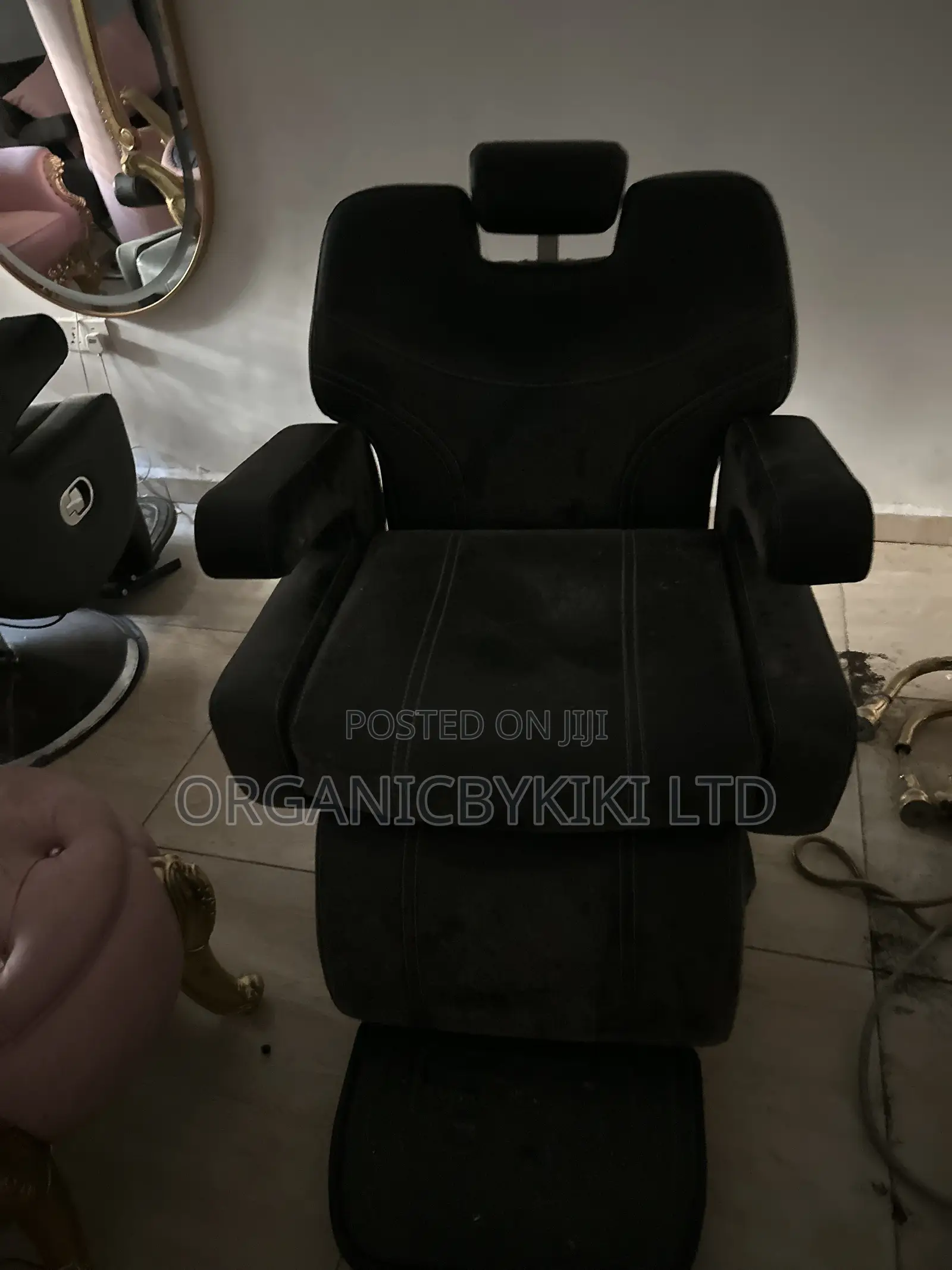 Black Professional Hydraulic Barber Chair With a Segmented Adjustable