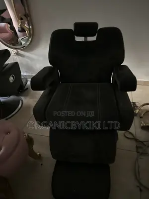 Black Professional Hydraulic Barber Chair With a Segmented Adjustable