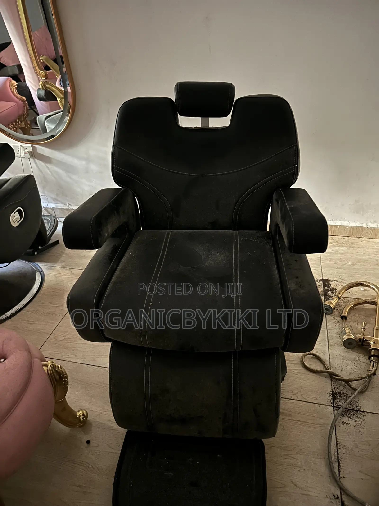 Black Professional Hydraulic Barber Chair With a Segmented Adjustable