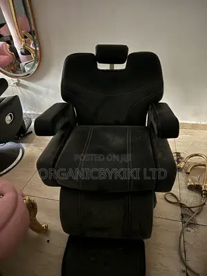Black Professional Hydraulic Barber Chair With a Segmented Adjustable