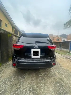 Toyota Highlander LE 4x4 V6 (3.5L 6cyl 8A) 2018 Black