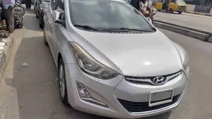 Hyundai Elantra Limited Sedan FWD (1.8L 4cyl 6A) 2016 Silver