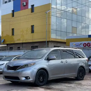Toyota Sienna 2012 Silver
