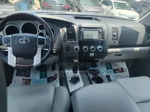 Toyota Sequoia Platinum 4dr SUV 4WD (5.7L 8cyl 6A) 2017 Gray