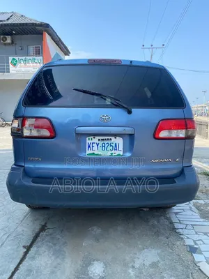 Toyota Sienna 2000 Blue
