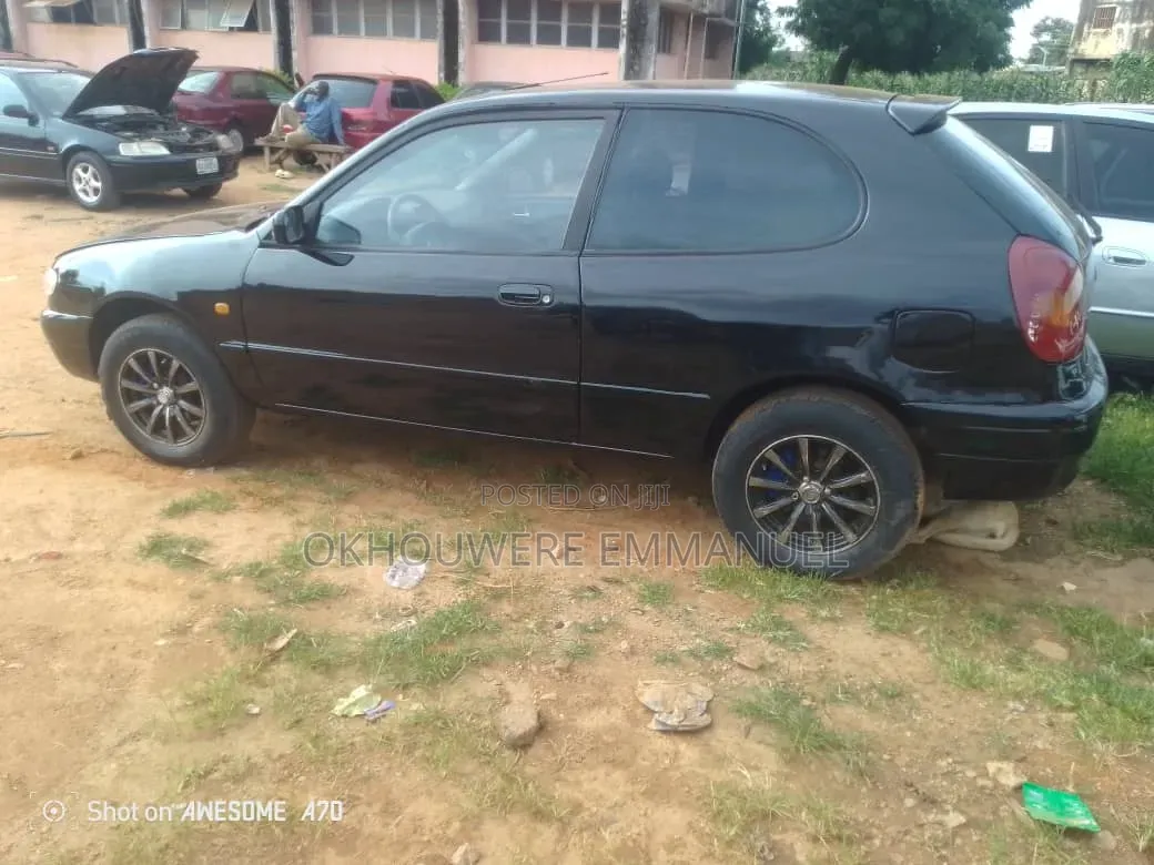Toyota Corolla 2000 Black