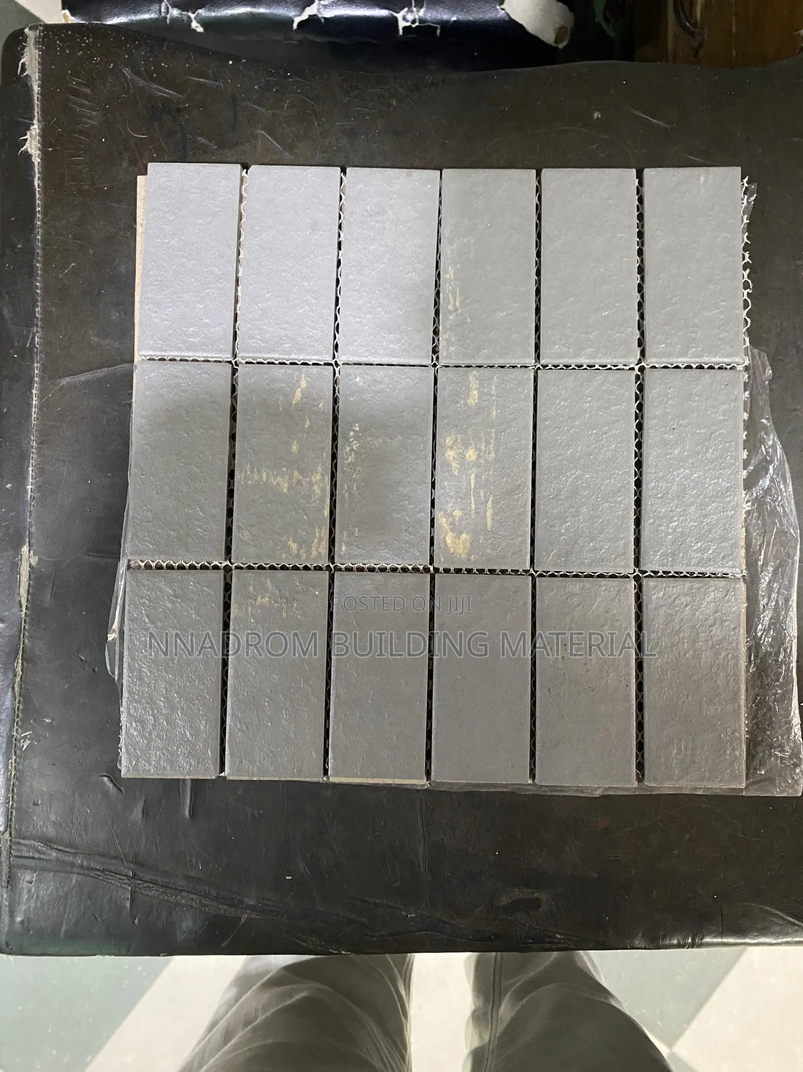 2/4 Light Grey Mosaic Bricks