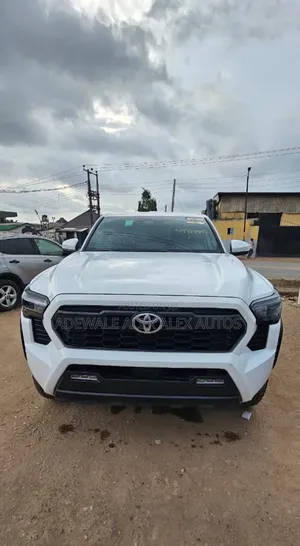 Toyota Tacoma 2024 White