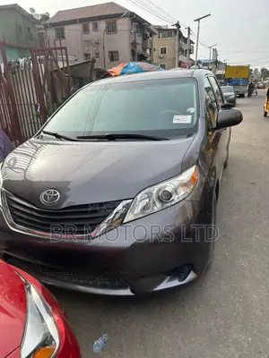 Toyota Sienna LE 7-Passenger 4dr Minivan AWD (3.5L 6cyl 6A) 2014 Gray