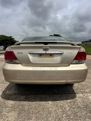 Toyota Camry LE 4dr Sedan (2.4L 4cyl 5M) 2004 Gold